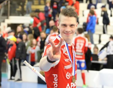 Tuutsi-pronssi-kaulassa-1282x1000